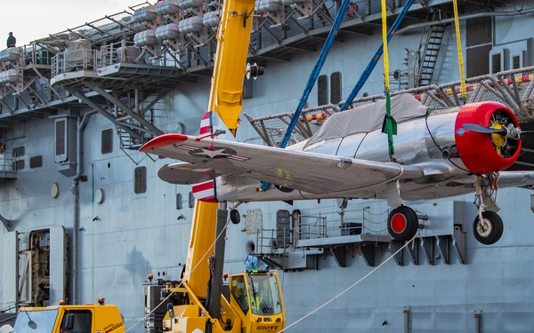&quot;Warbirds&quot; Arrive in Pearl Harbor