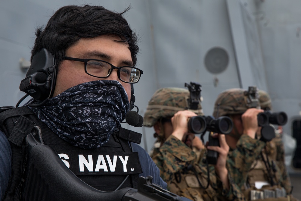 15th MEU Marines, Sailors conduct simulated strait transit aboard USS Somerset
