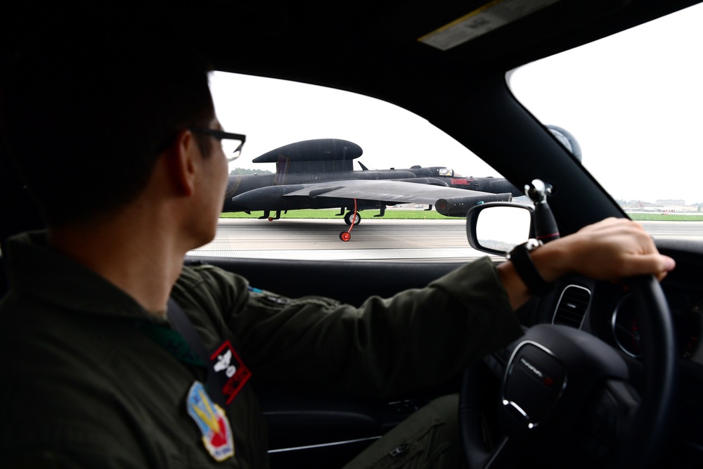 Need for speed: Chase cars safeguard U-2 “Dragon Lady”