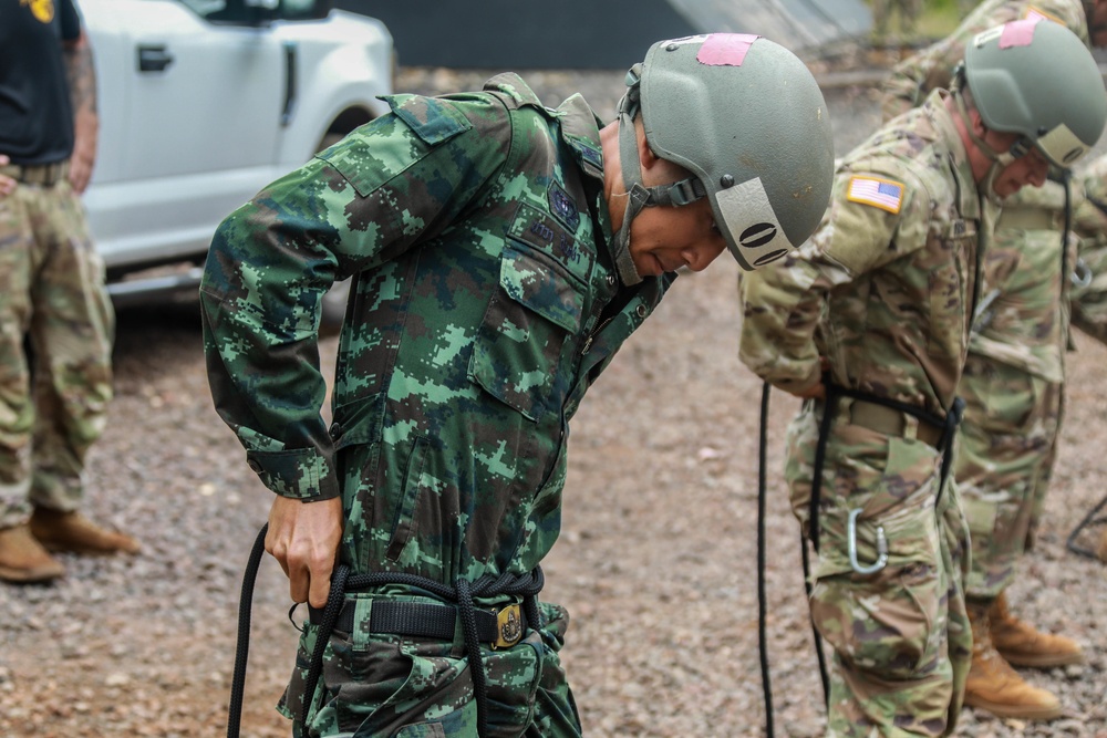 25th Infantry Division Lightning Academy Air Assault Course