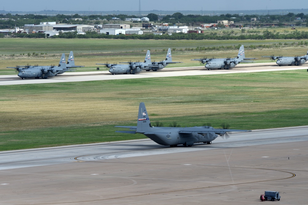 Dyess, Little Rock conduct largest formation flight in C-130J history