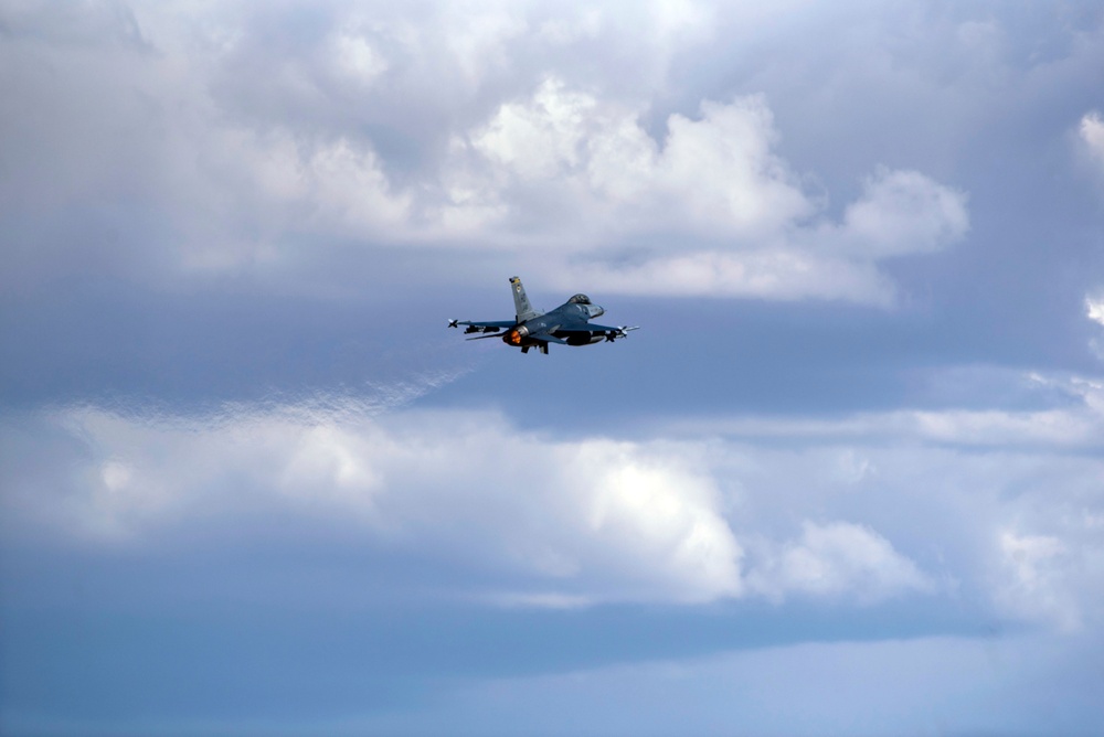 F-16 train over Holloman