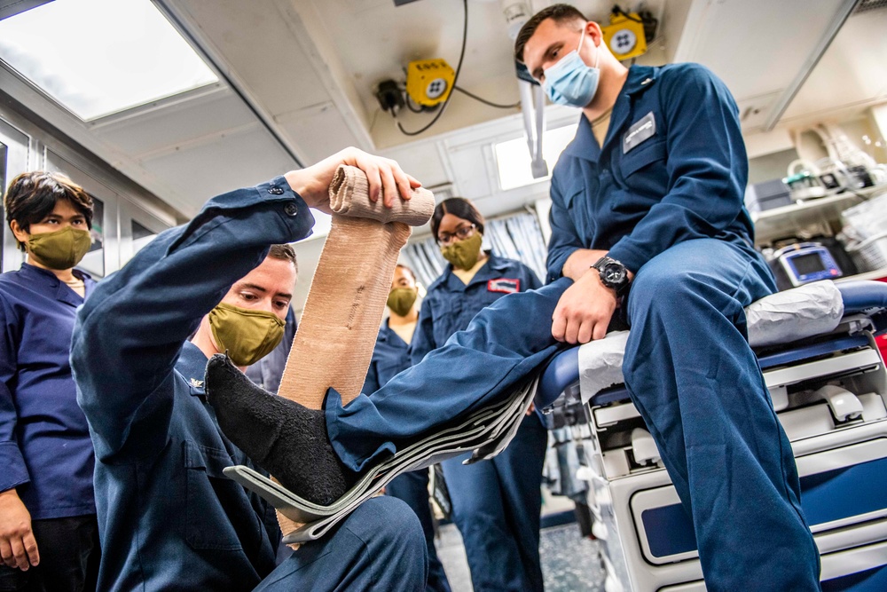Hospital Corpsman Provide Medical Training Aboard USS Germantown (LSD 42)