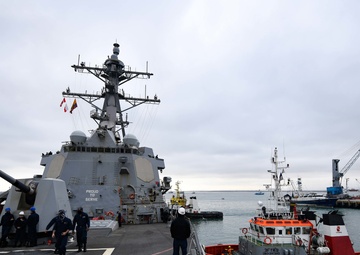 USS Pinckney Arrives in Manta