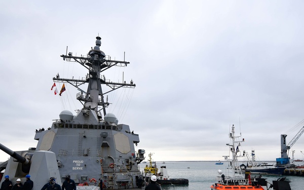 USS Pinckney Arrives in Manta