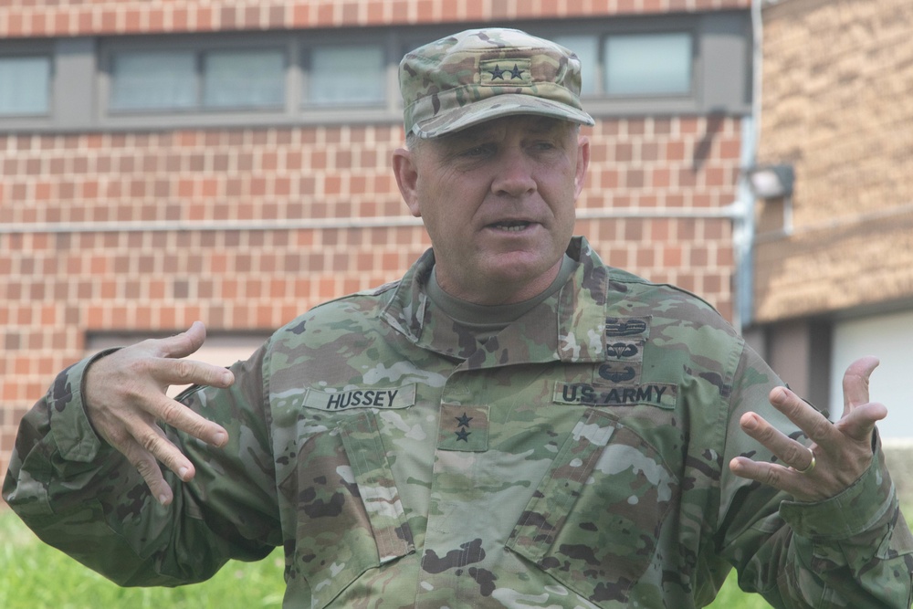 200th MP Commander Visits Soldiers at Fort Totten