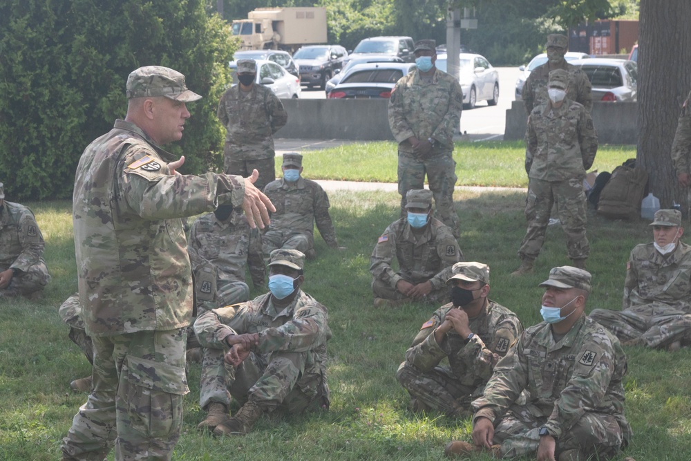 200th MP Commander Visits Soldiers at Fort Totten