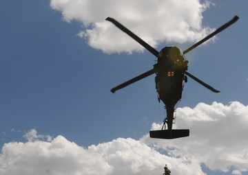 Black Hawk Airlifts 204th Soldiers During “Dust Off”
