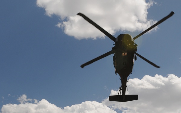 Black Hawk Airlifts 204th Soldiers During “Dust Off”
