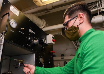 Sailor Tests Lower Hoses For Aircraft On Ports Machine