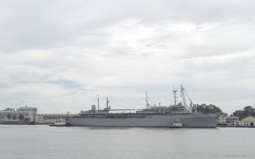 USS Emory S. Land arrives in Vallejo, Calif.