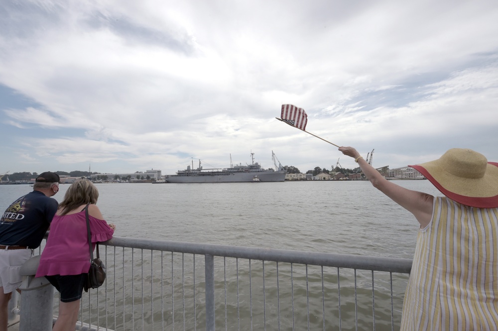 USS Emory S. Land arrives in Vallejo, Calif