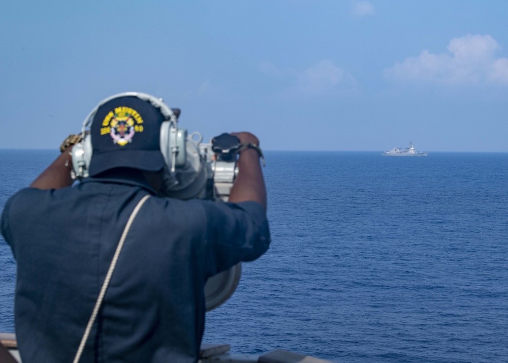 USS Mustin Sails Alongside JS Suzutsuki