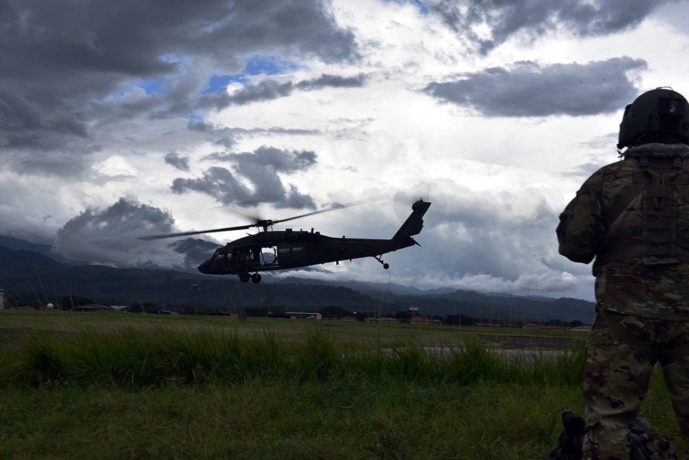 Joint Task Force-Bravo soldiers qualify for fast rope
