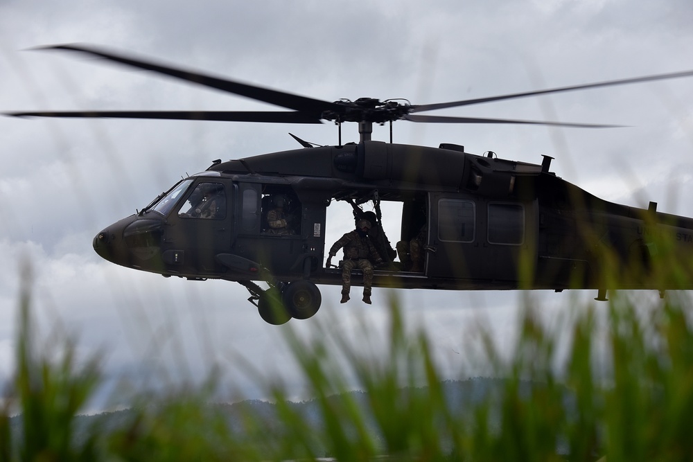 Joint Task Force-Bravo soldiers qualify for fast rope