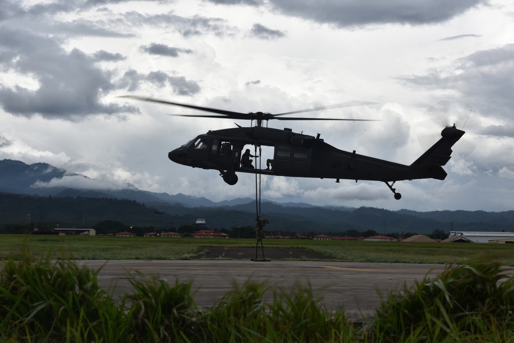 Joint Task Force-Bravo soldiers qualify for fast rope