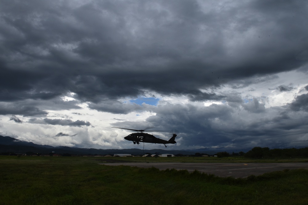 Joint Task Force-Bravo soldiers qualify for fast rope