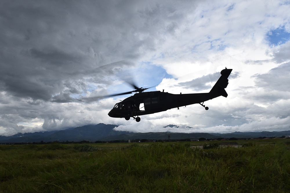 Joint Task Force-Bravo soldiers qualify for fast rope