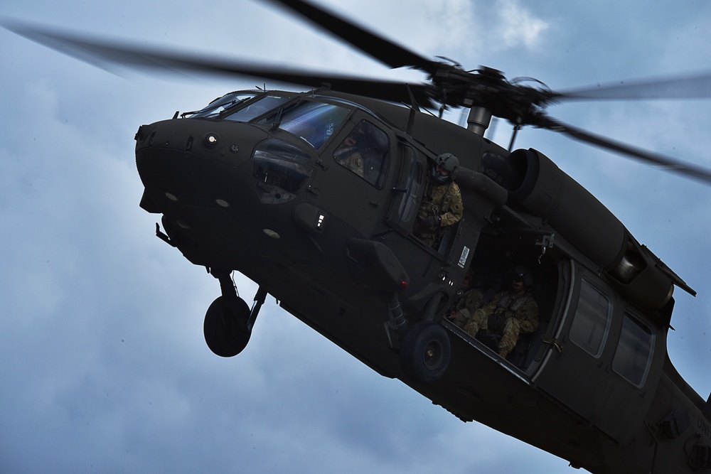 Joint Task Force-Bravo soldiers qualify for fast rope