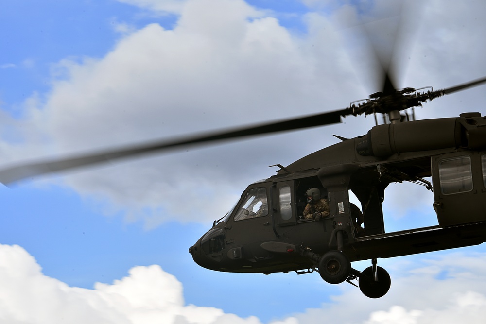 Joint Task Force-Bravo soldiers qualify for fast rope