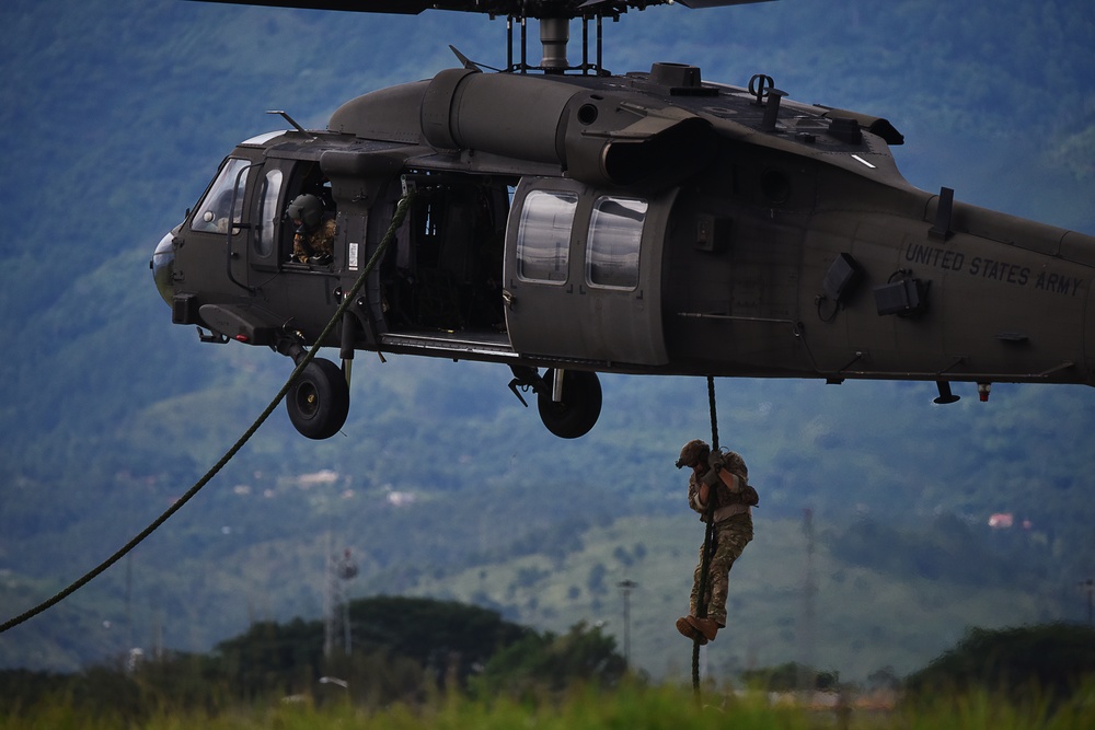 Joint Task Force-Bravo soldiers qualify for fast rope