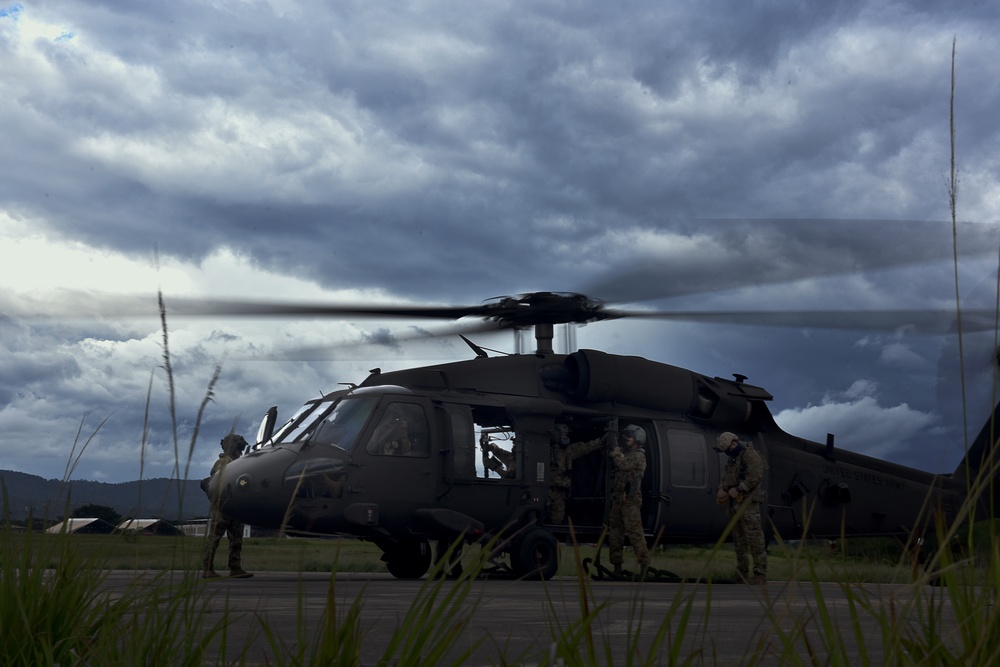 Joint Task Force-Bravo soldiers qualify for fast rope