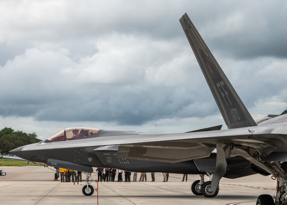 F-35 Demo Team performs at the 2020 OC Airshow