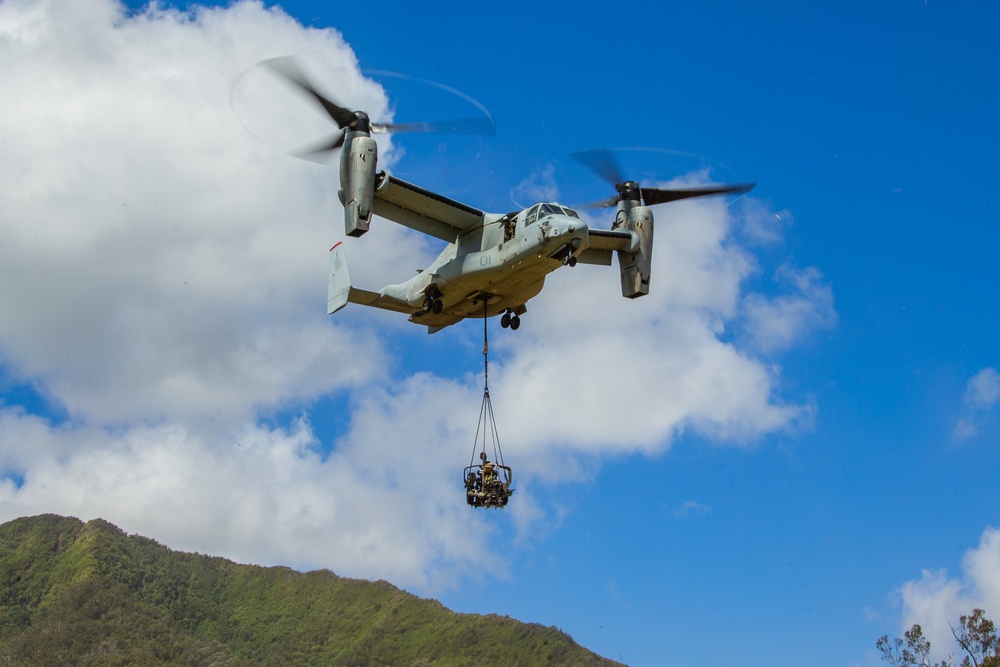 VMM-363 conducts external lifts