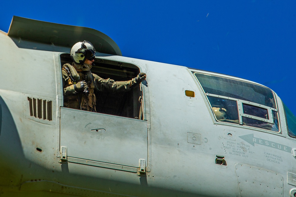 VMM-363 conducts external lifts