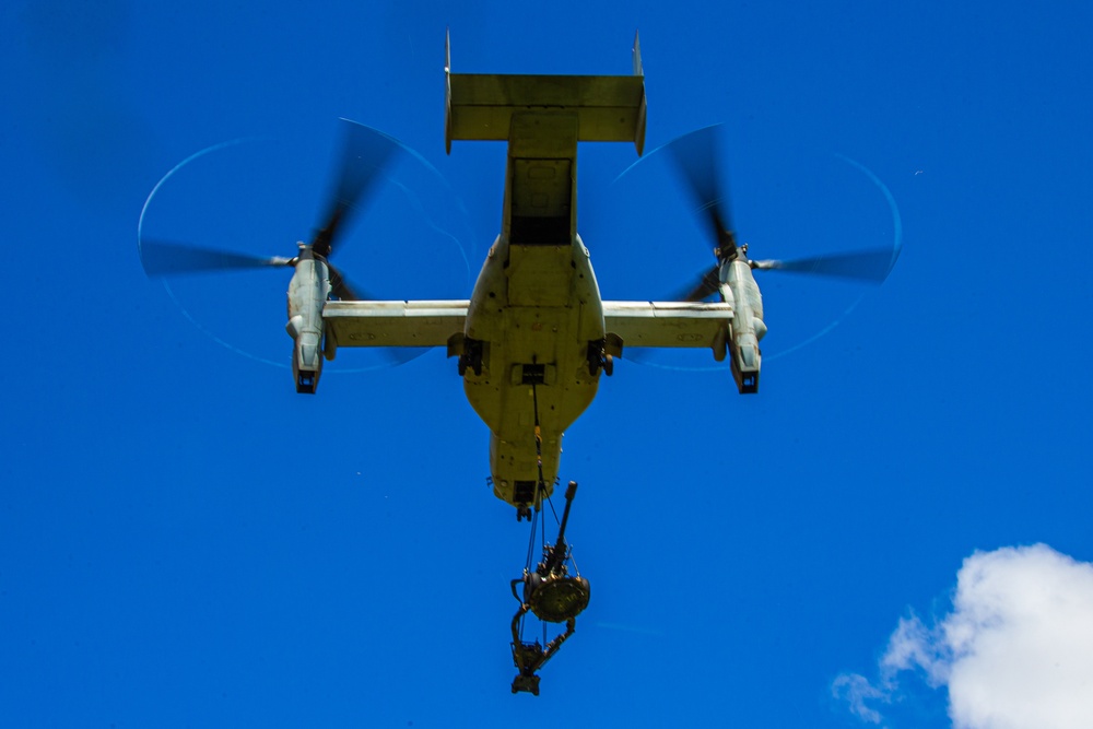 VMM-363 conducts external lifts