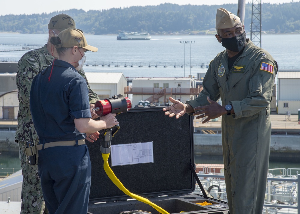 USS Carl Vinson (CVN 70) Hosts Commander, Navy Region Northwest