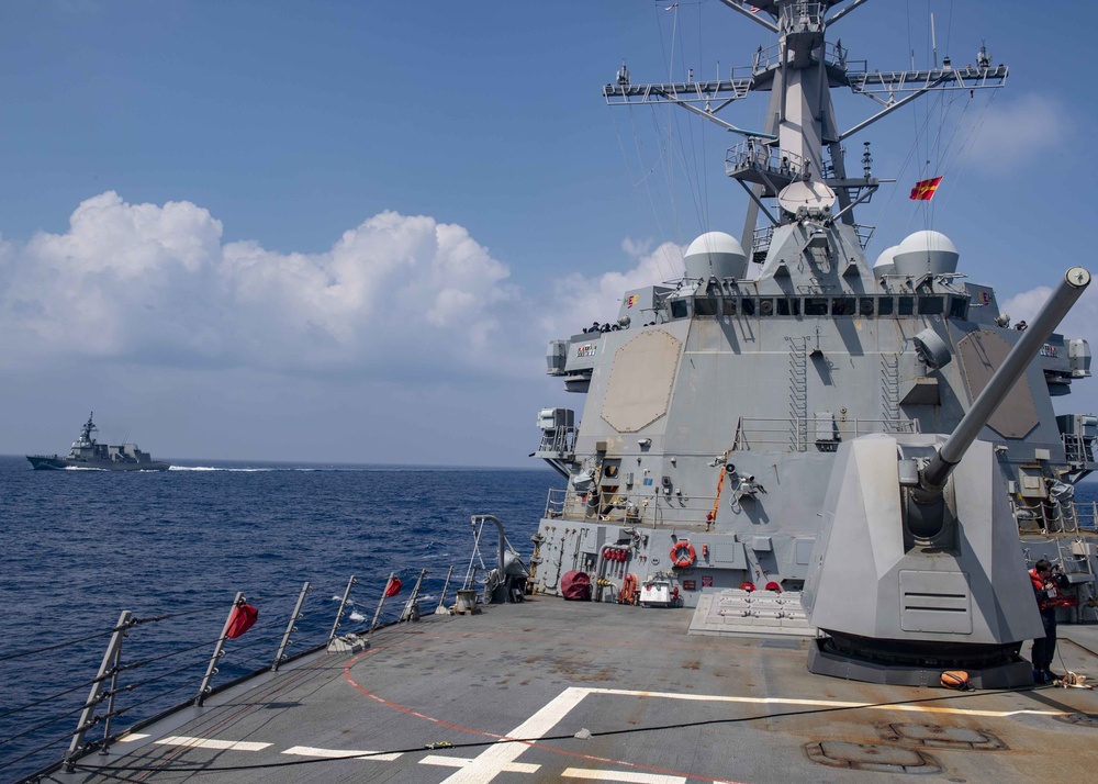 USS Mustin Sails Alongside JS Suzutsuki