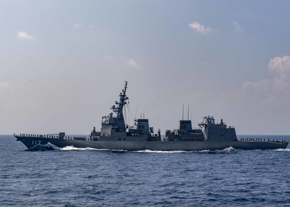 USS Mustin Sails Alongside JS Suzutsuki