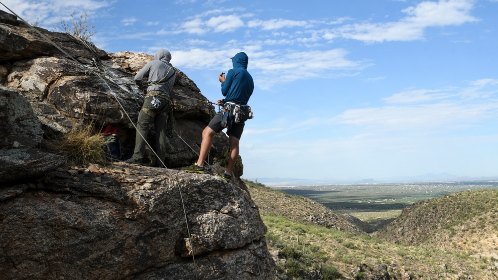 High-end, high angle rappelling