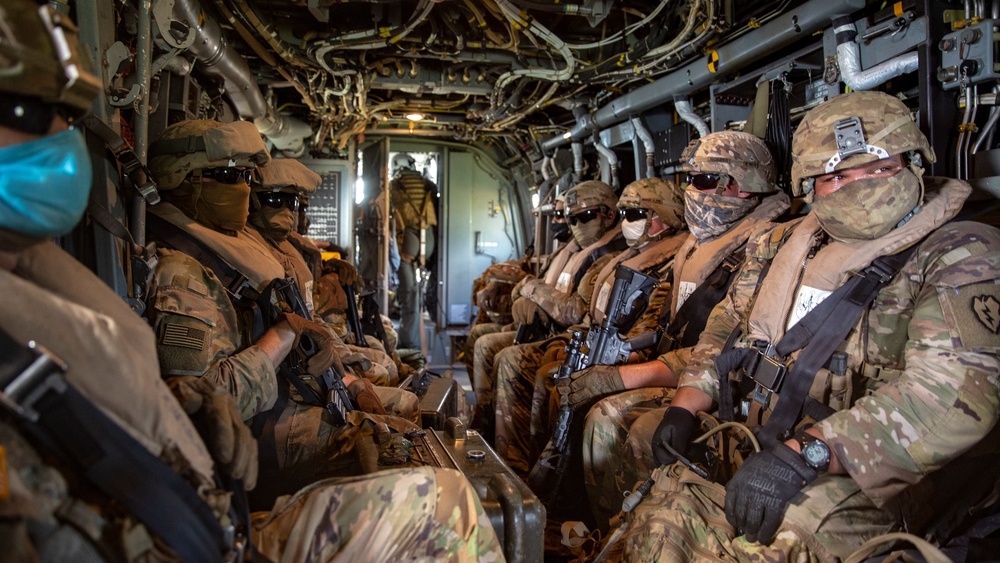 Marines with VMM-268 conduct raid with 25th ID