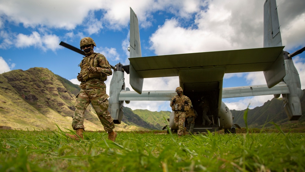 Marines with VMM-268 conduct raid with 25th ID