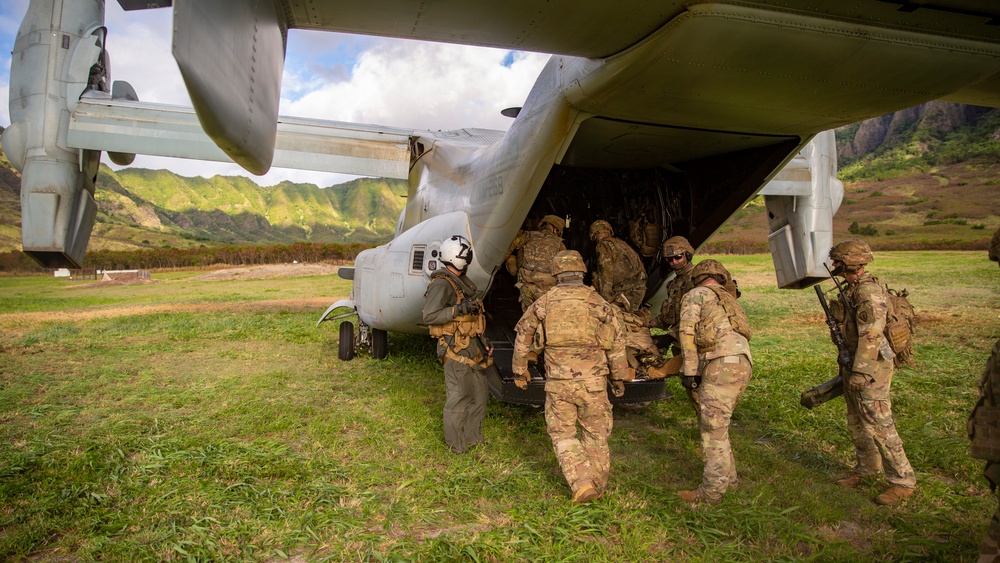 Marines with VMM-268 conduct raid with 25th ID