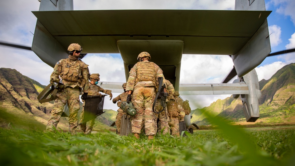 Marines with VMM-268 conduct raid with 25th ID