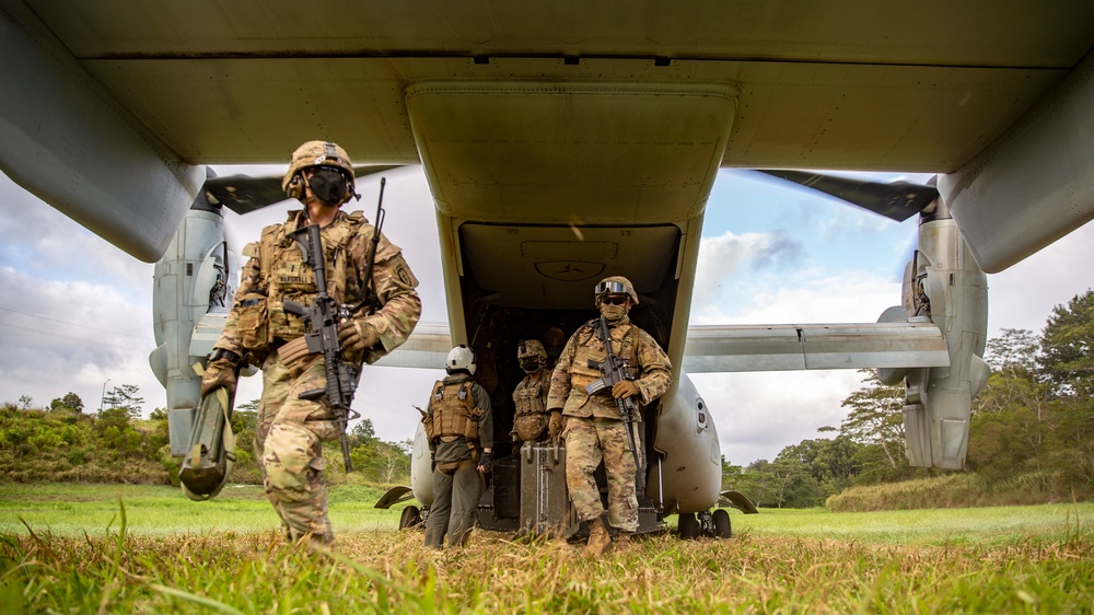 Marines with VMM-268 conduct raid with 25th ID