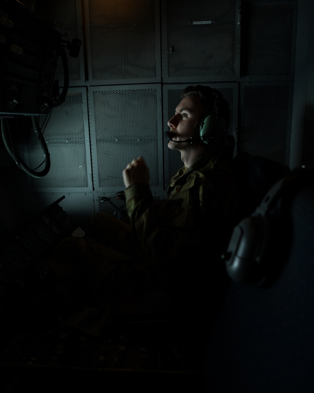 Boom operator prepares to fuel the fight