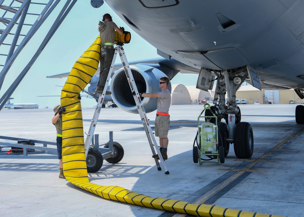 KC-10 Extender maintainers fuel the fight