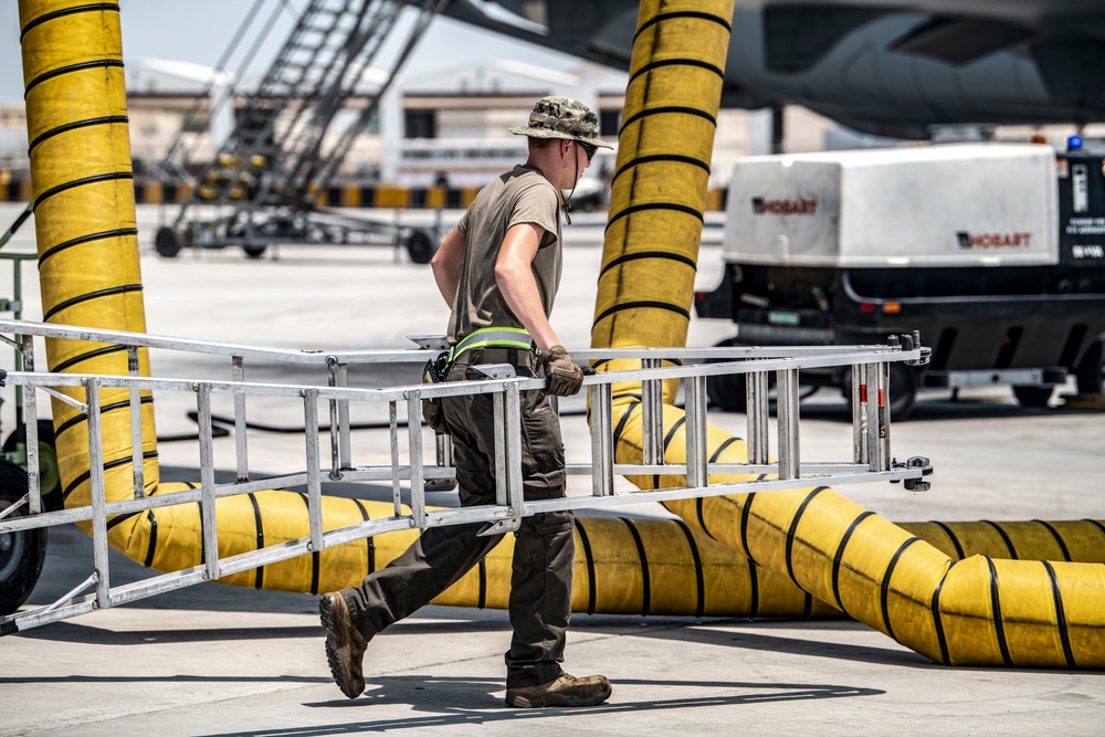 Maintainers ensure refuelers’ success