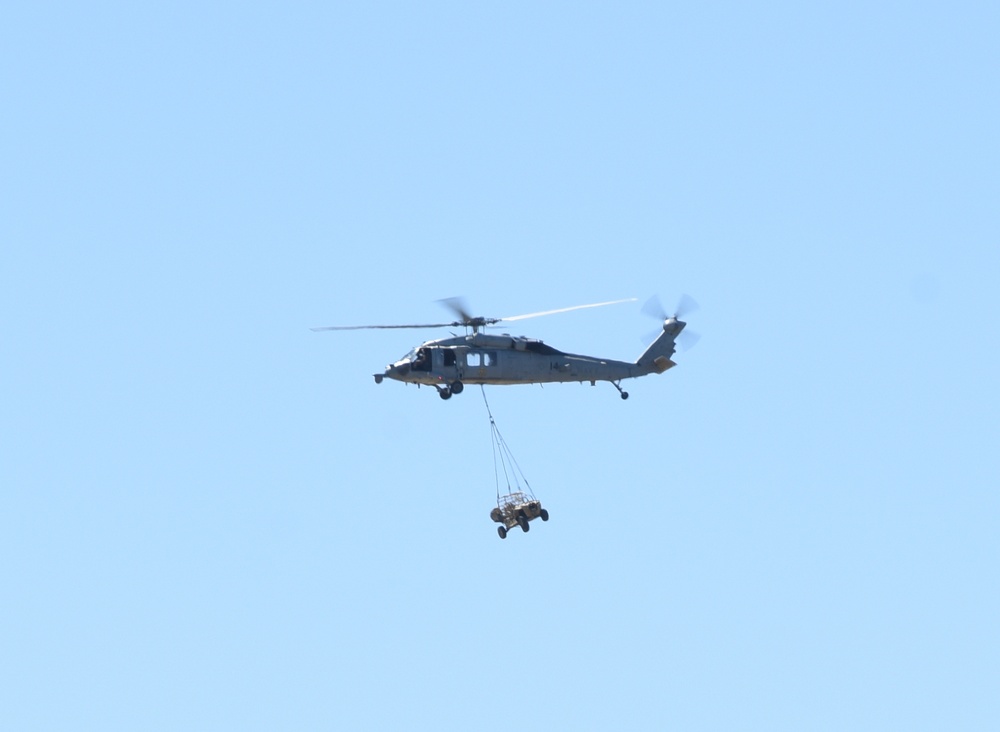 Air Force conducts search and rescue training with Navy