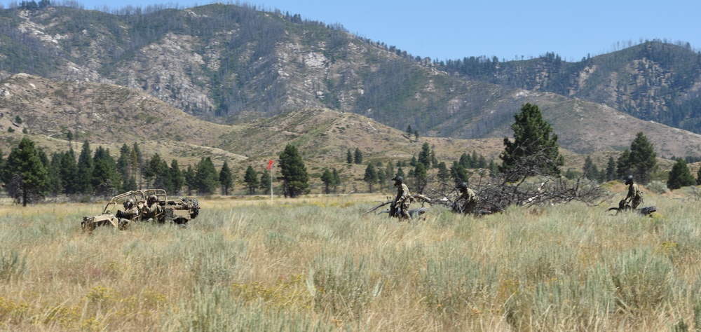 Air Force conducts search and rescue training with Navy