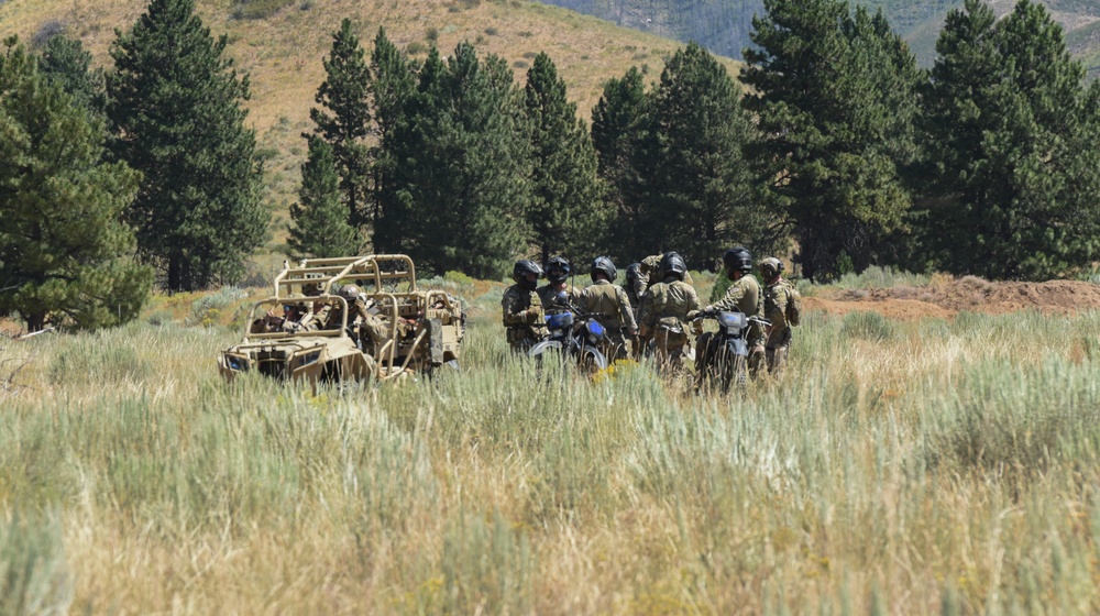 Air Force conducts search and rescue training with Navy