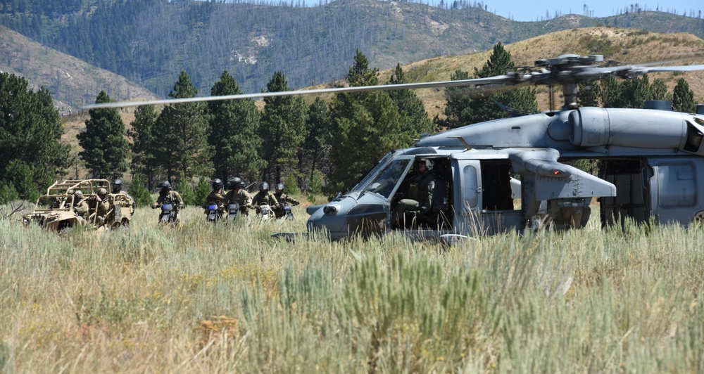 Air Force conducts search and rescue training with Navy