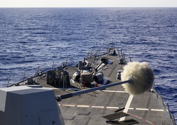 USS Chung-Hoon Conducts GUNEX with HMAS Stuart
