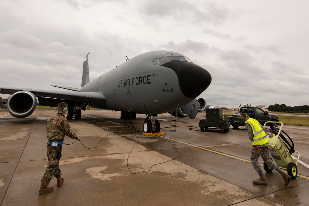 100th AMXS supports KC-135 flight operations