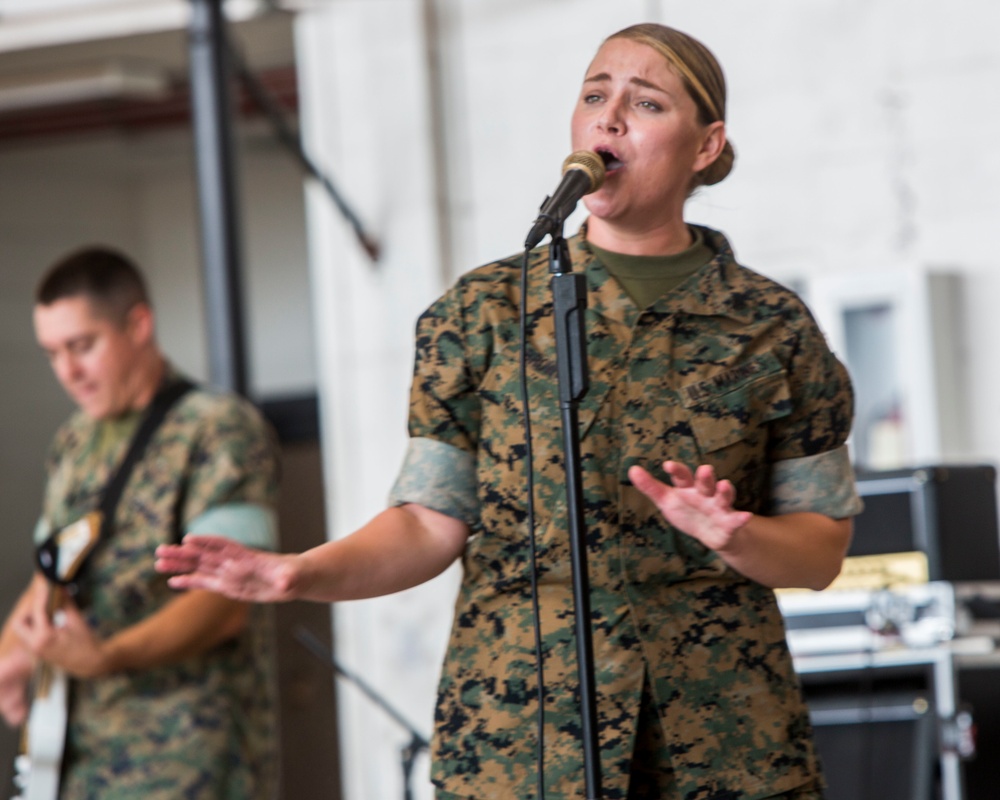 3rd MAW Band Performs for HMH-462