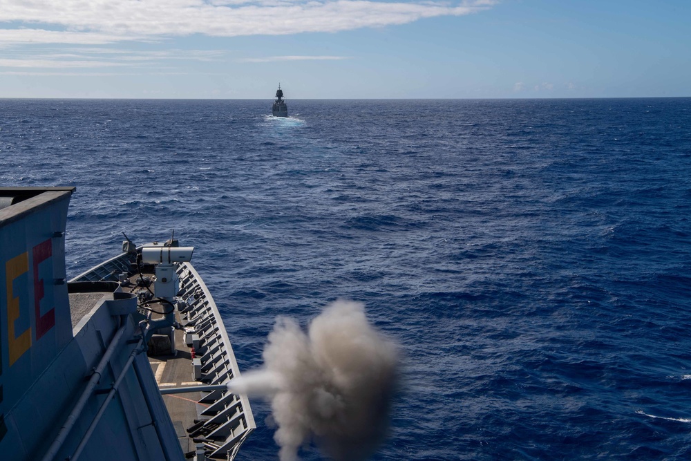 USS Lake Erie GUNEX with HMAS Arunta during RIMPAC 2020